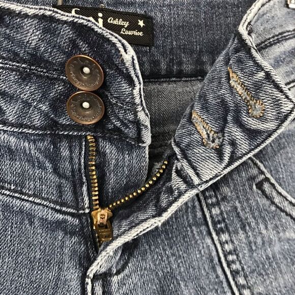 l.e.i Juniors Ashley Low-rise Regular Capri Jeans - Picture 8 of 8